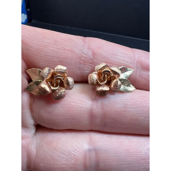 Vintage Krementz Rose and yellow gold tone Flower Leaf Screw Back Earrings - Picture 11 of 16